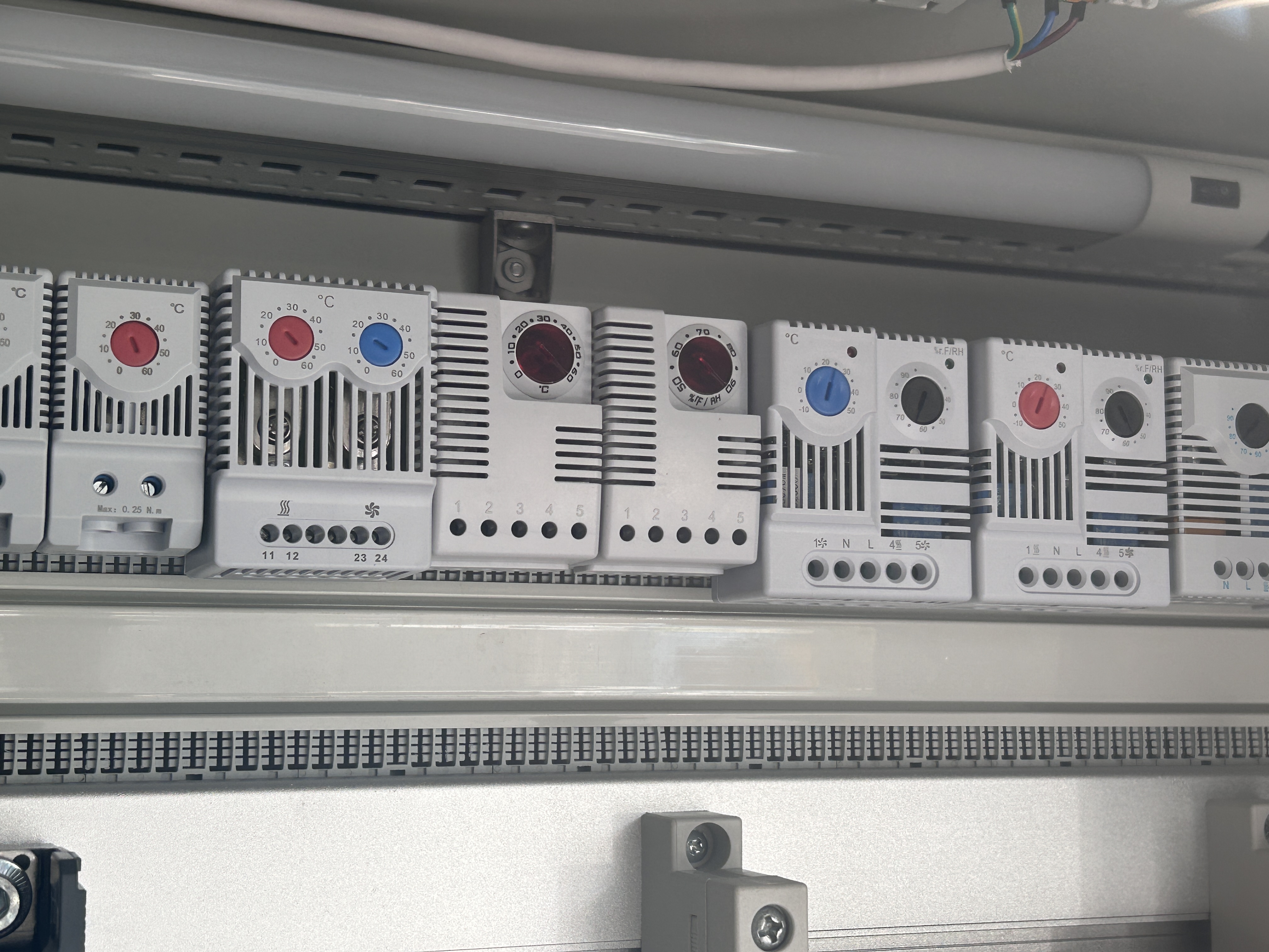 09B9950D79B656D13A40F7514D593647